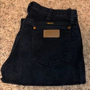 Men’s wrangler bootcut jeans in black.